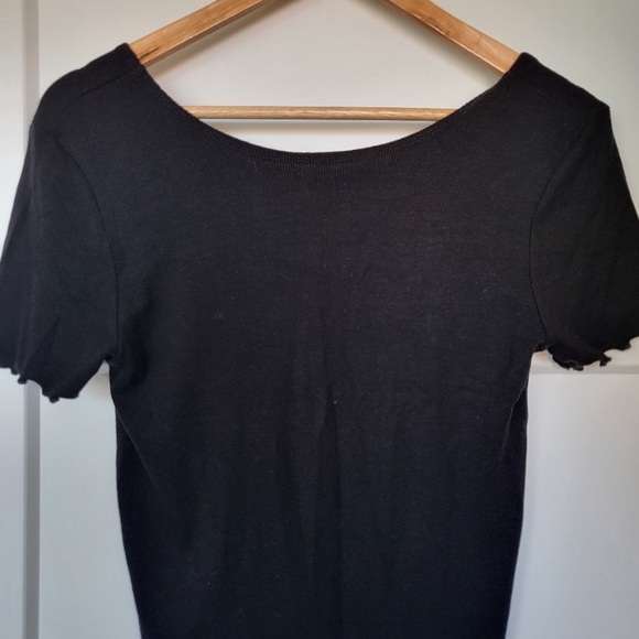 VETTA | Black Convertible Ribbed Tee - Picture 4 of 9